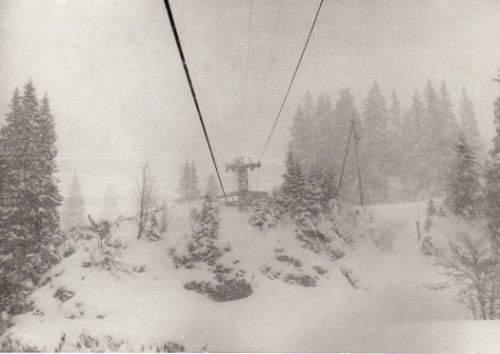 Wintersturm 1990
Das Umfallen von Bäumen hatte eine Seilentgleisung zur foge, glücklicherweise war die Sesselbahn nicht im Betrieb
